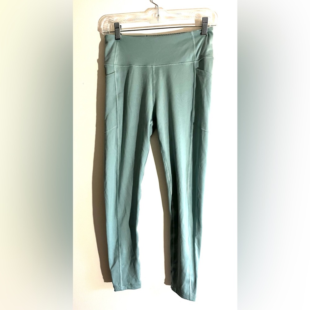 Victoria’s Secret on point flow green leggings size 8